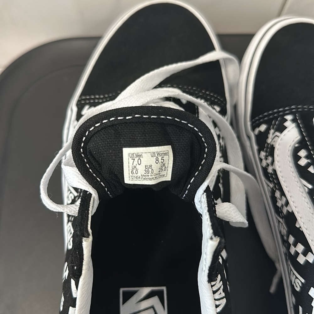 Vans Old Skool Sneakers - Picture 10 of 11